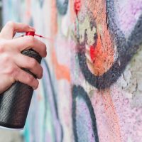 Pasos para limpiar un grafiti de una pared